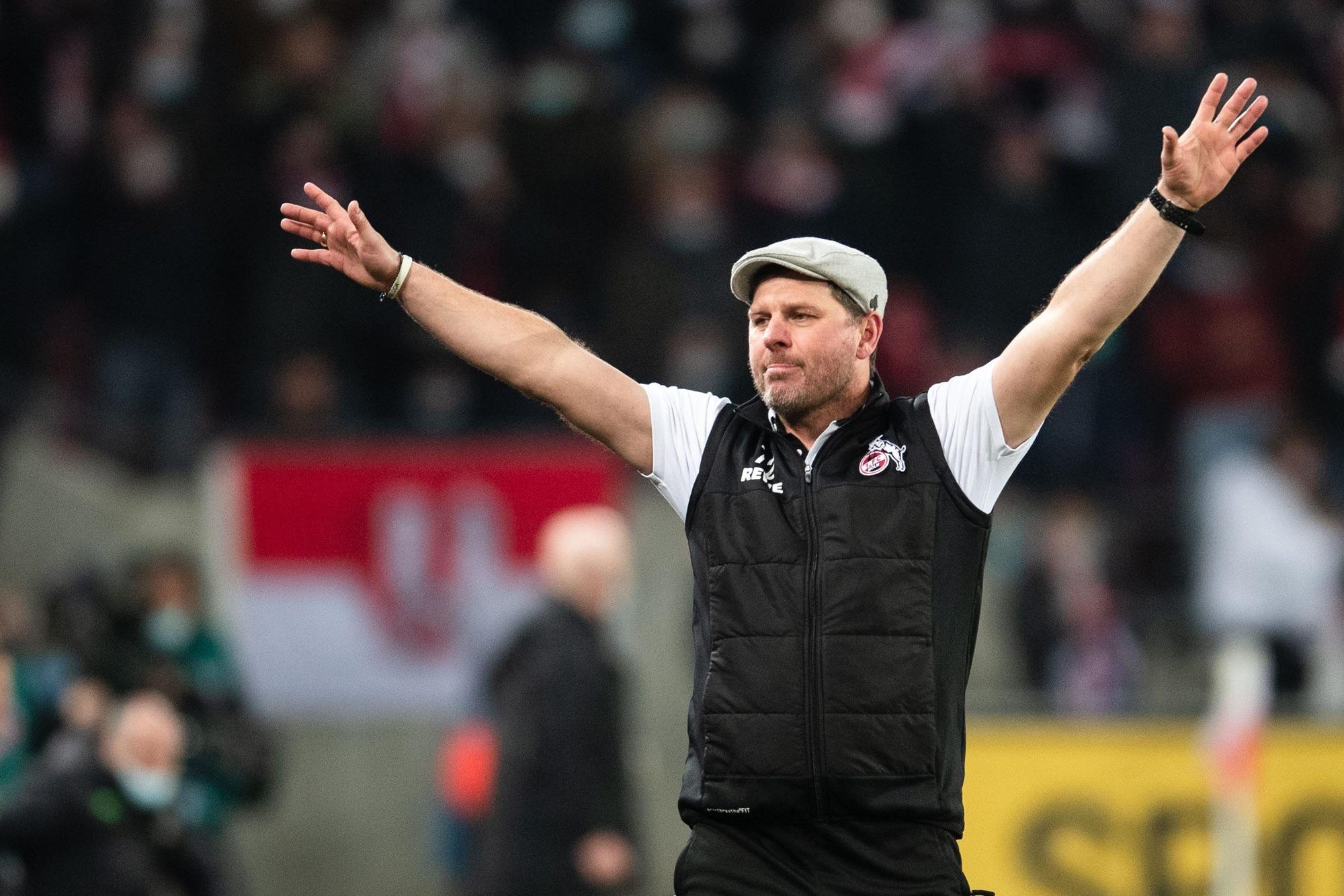 Kölns Trainer Steffen Baumgart jubelt nach der Partie.
