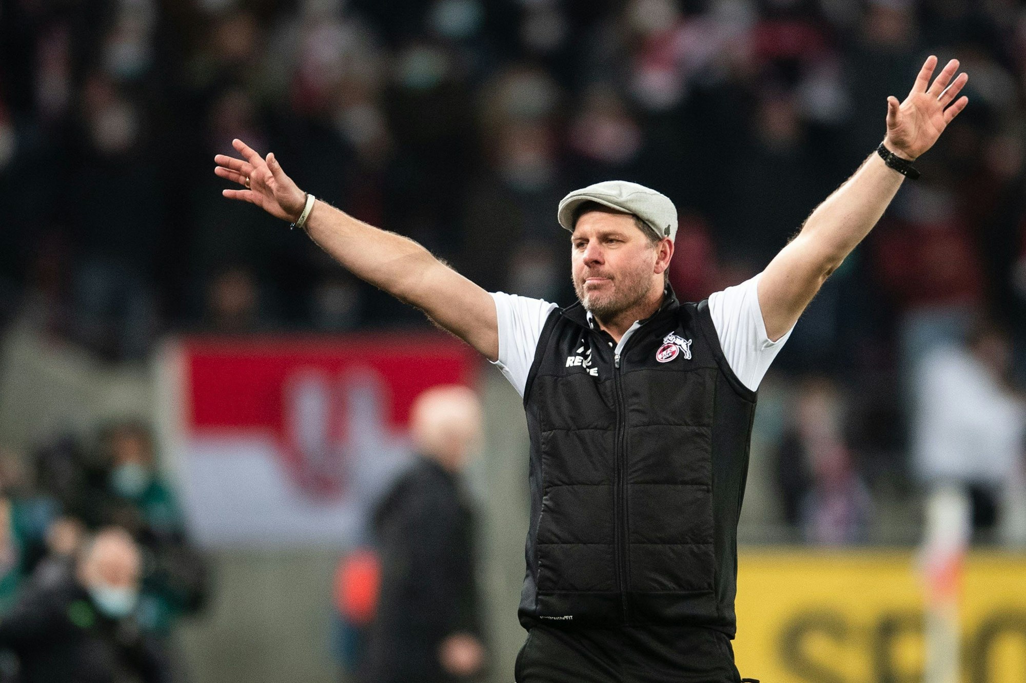 Kölns Trainer Steffen Baumgart jubelt nach der Partie.
