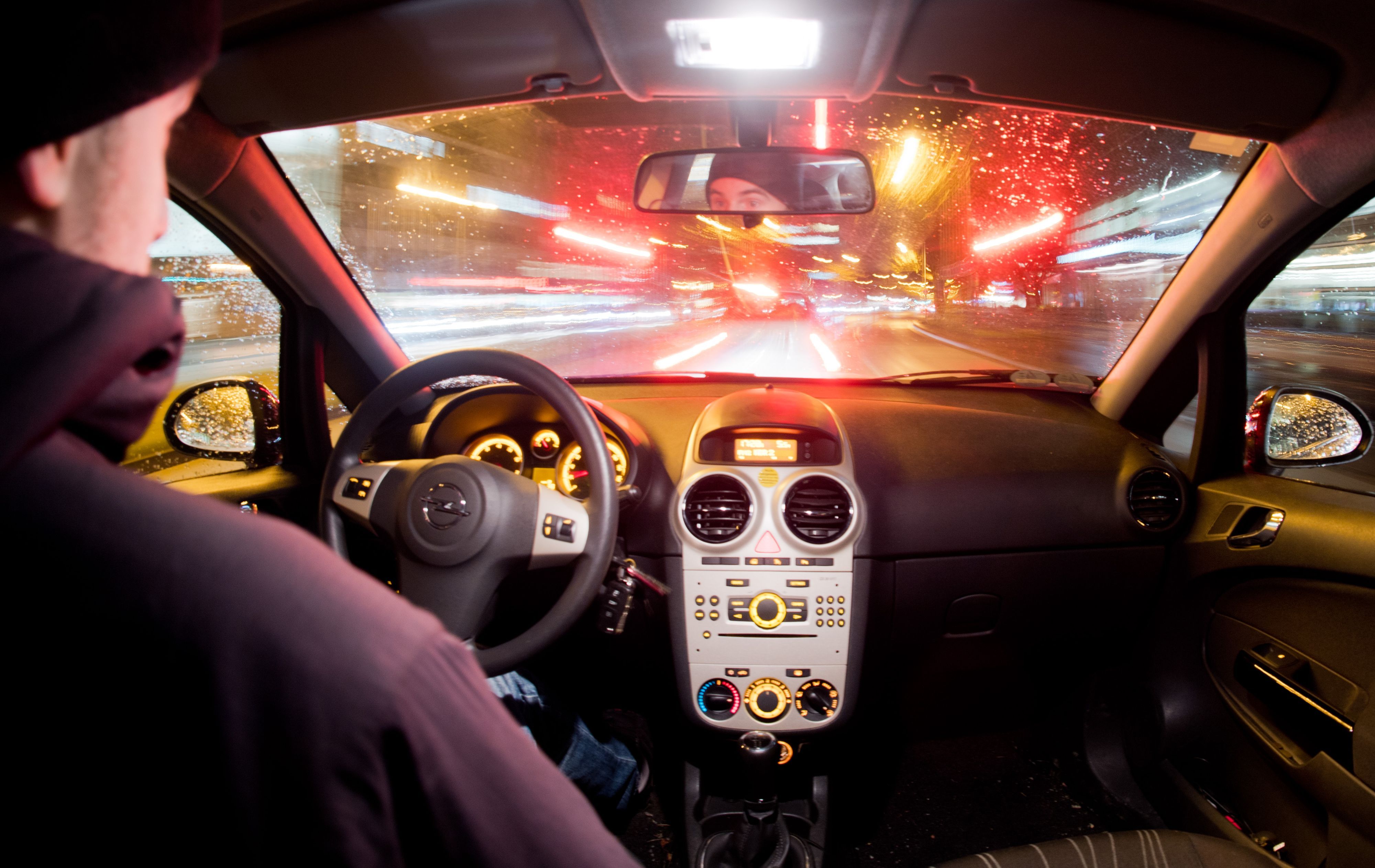 Ein 26 Jahre alter Autofahrer aus München ist so oft zu schnell unterwegs gewesen, dass er am Ende über 14.000 Euro Bußgeld zahlen musste. Unser Symbolbild zeigt einen Autofahrer in seinem Pkw in Hannover.