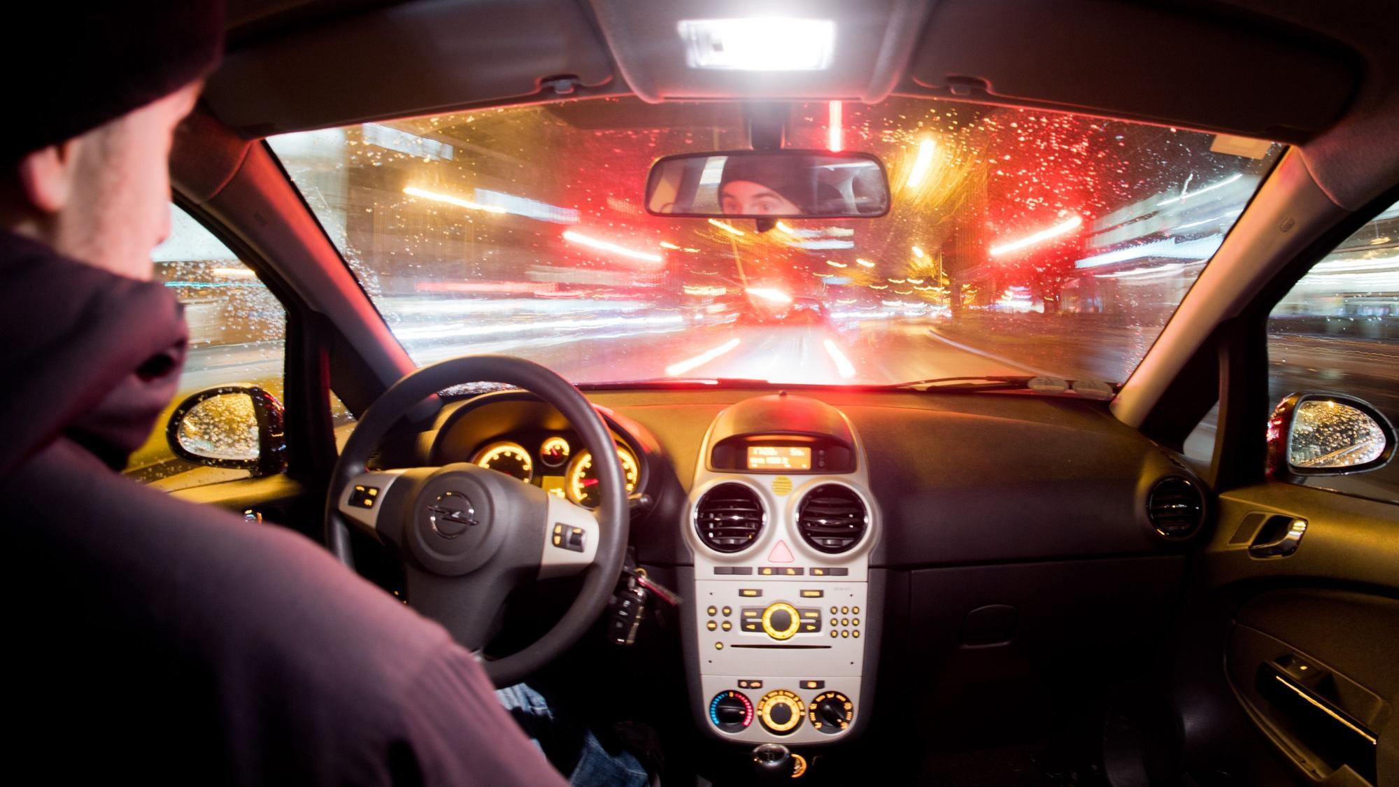 Ein 26 Jahre alter Autofahrer aus München ist so oft zu schnell unterwegs gewesen, dass er am Ende über 14.000 Euro Bußgeld zahlen musste. Unser Symbolbild zeigt einen Autofahrer in seinem Pkw in Hannover.