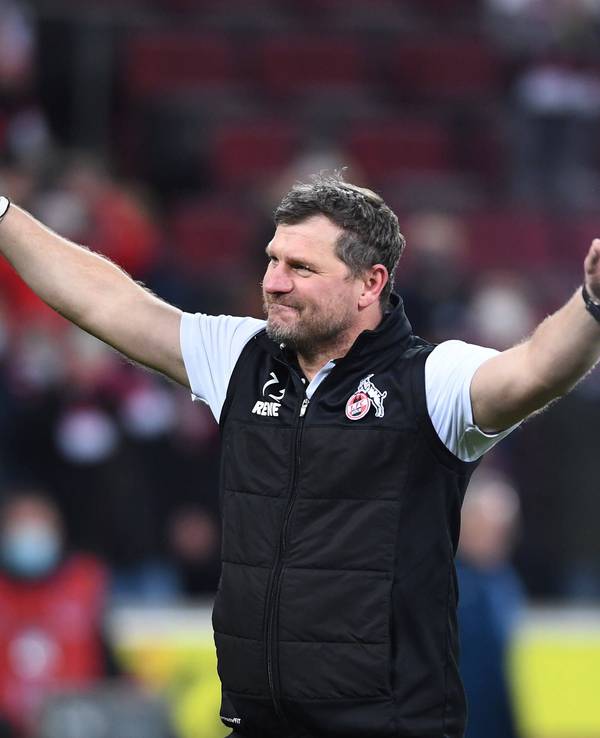 Steffen Baumgart zieht seine Kappe vor den FC-Fans.