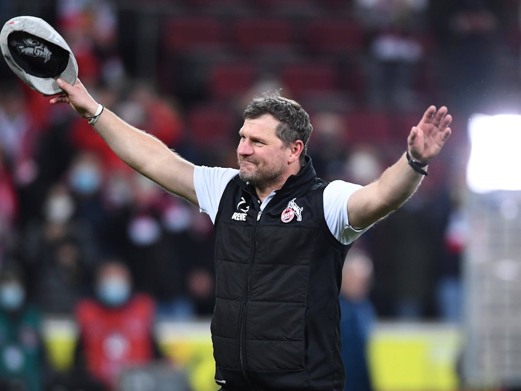 Steffen Baumgart zieht seine Kappe vor den FC-Fans.