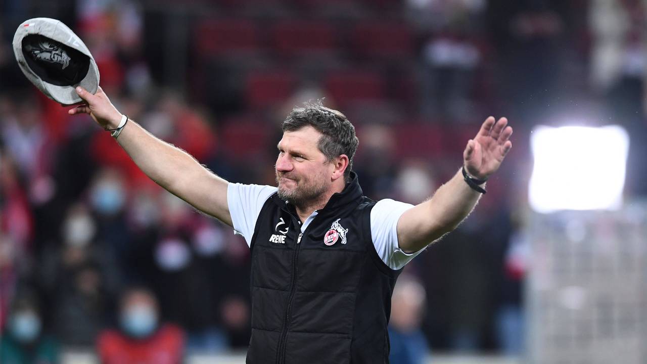 Steffen Baumgart zieht seine Kappe vor den FC-Fans.