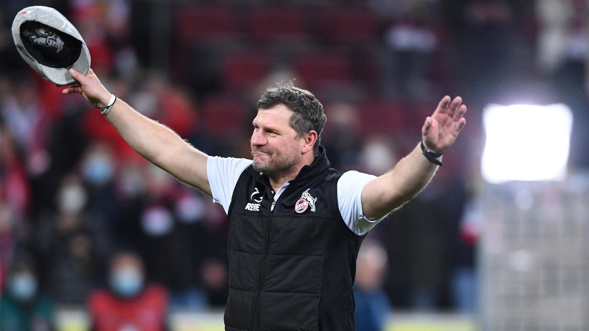 Steffen Baumgart zieht seine Kappe vor den FC-Fans.