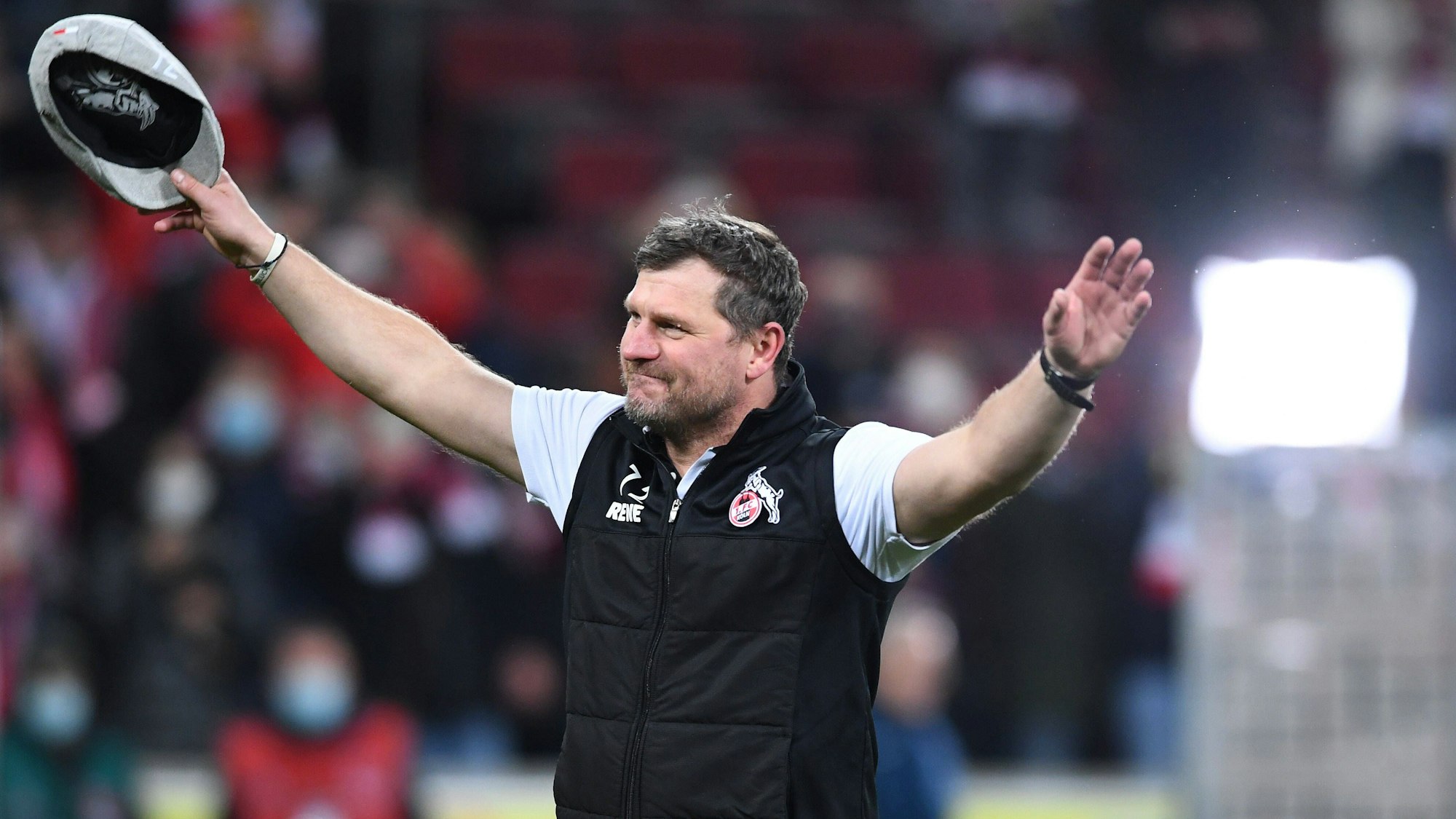 Steffen Baumgart zieht seine Kappe vor den FC-Fans.
