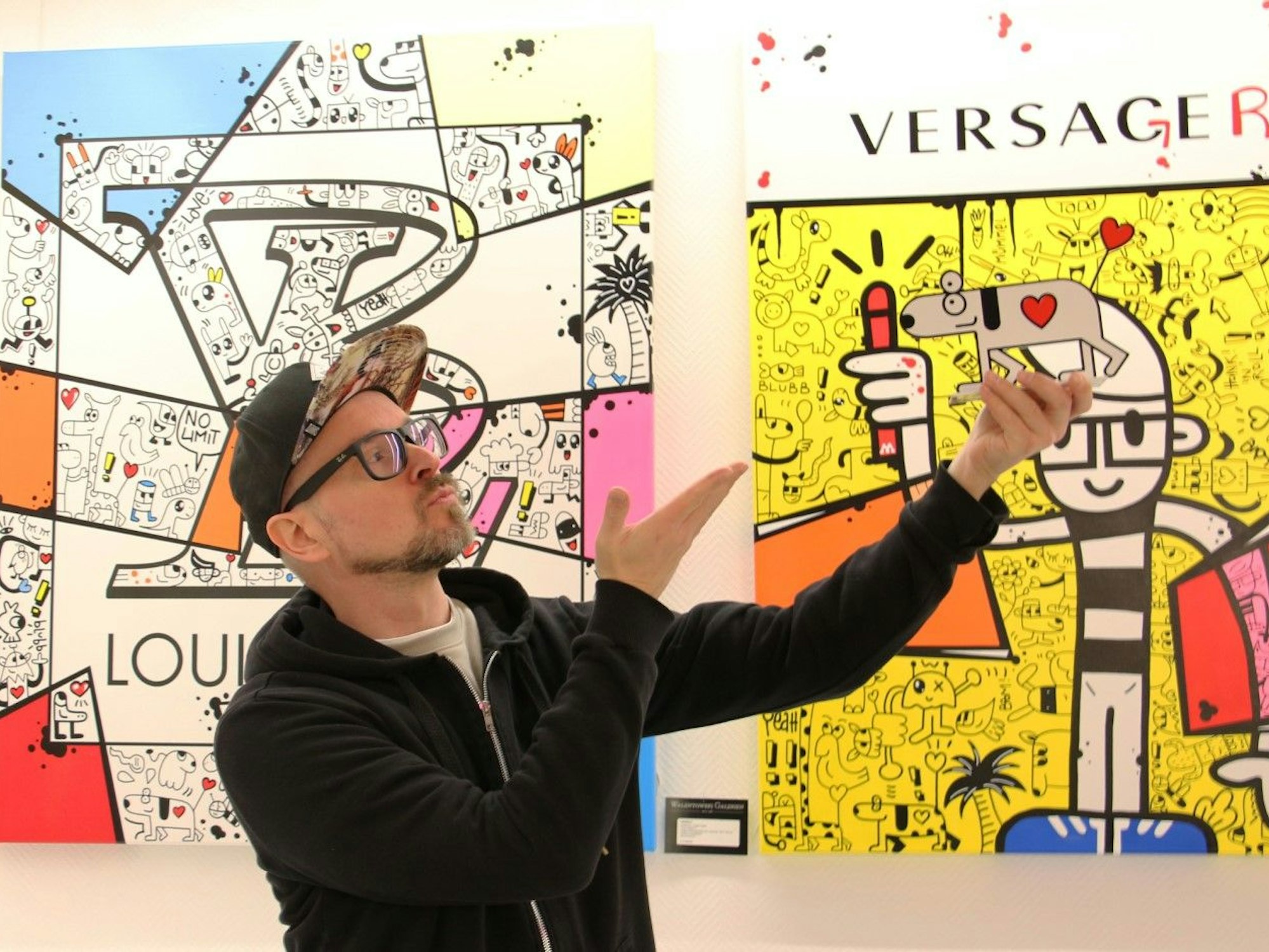 Künstler Honk vor einem seiner Bilder bei der Ausstellung am 26.11.