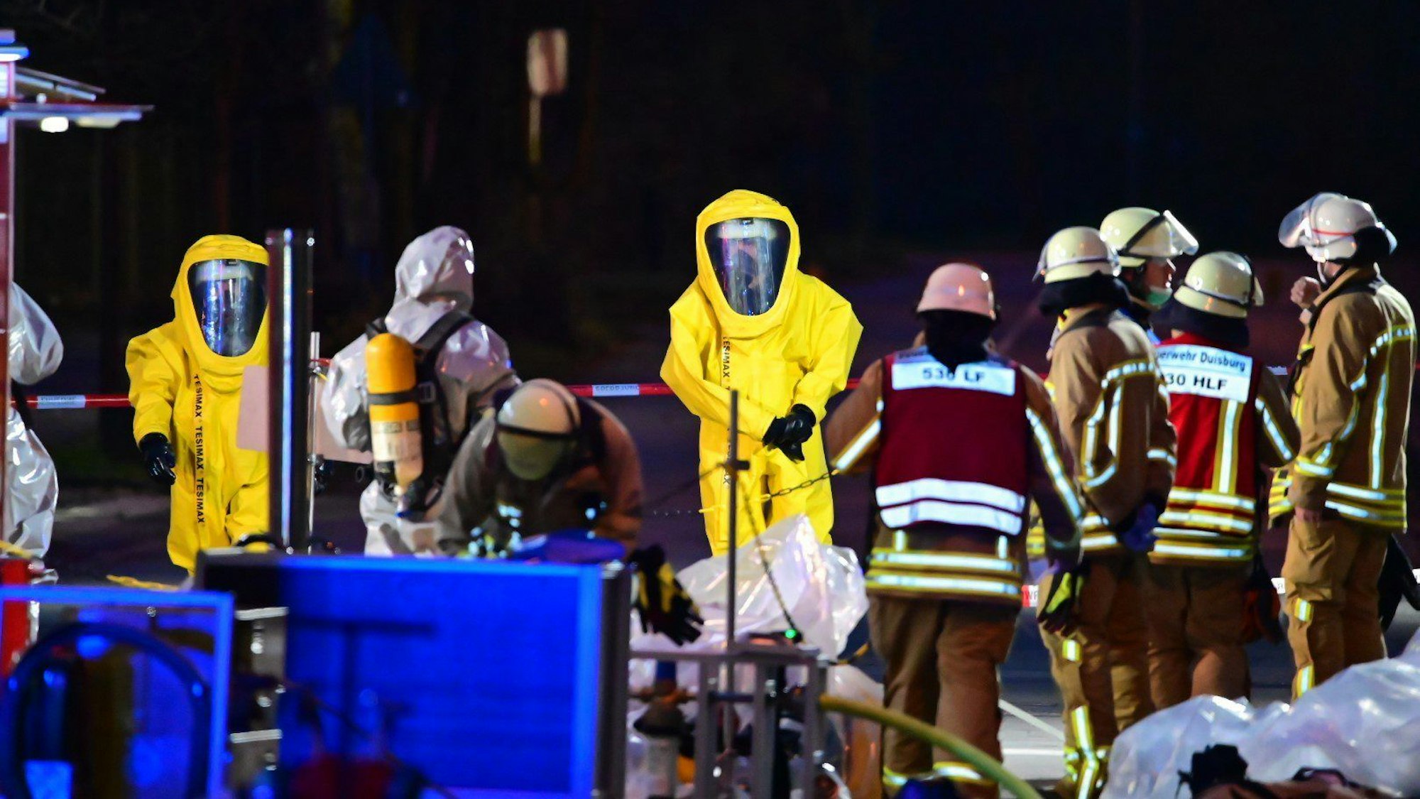27.11.2021, Nordrhein-Westfalen, Duisburg: Einsatzkräfte der Feuerwehr bereitet sich auf den Einsatz an einem Chemiebetrieb vor. Aus einem Chemiebetrieb in Duisburg ist am Samstag Schwefel ausgetreten. Foto: Alex Forstreuter/-/dpa +++ dpa-Bildfunk +++