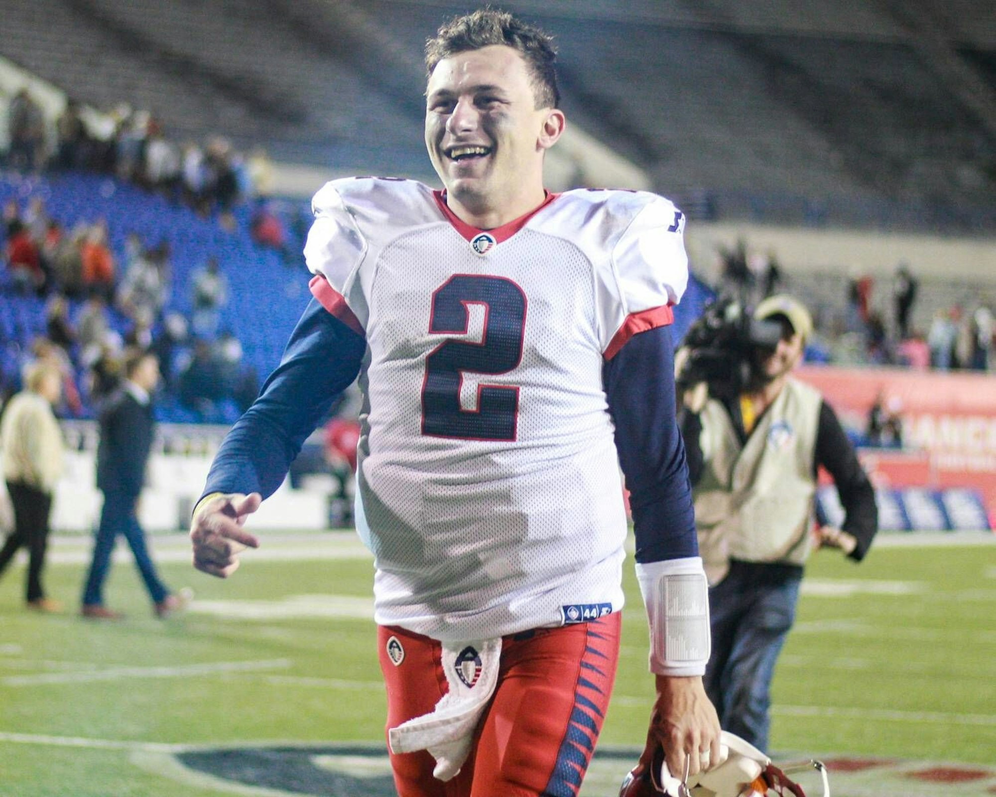 Quarterback Johnny Manziel geht nach einem Spiel für Memphis vom Platz.