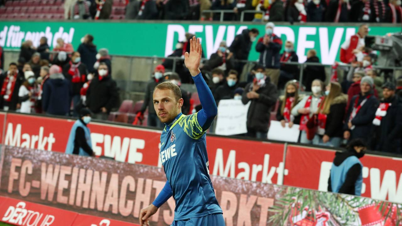Marvin Schwäbe wurde am 27. November 2021 nach dem Derby-Sieg von den FC-Fans gefeiert.