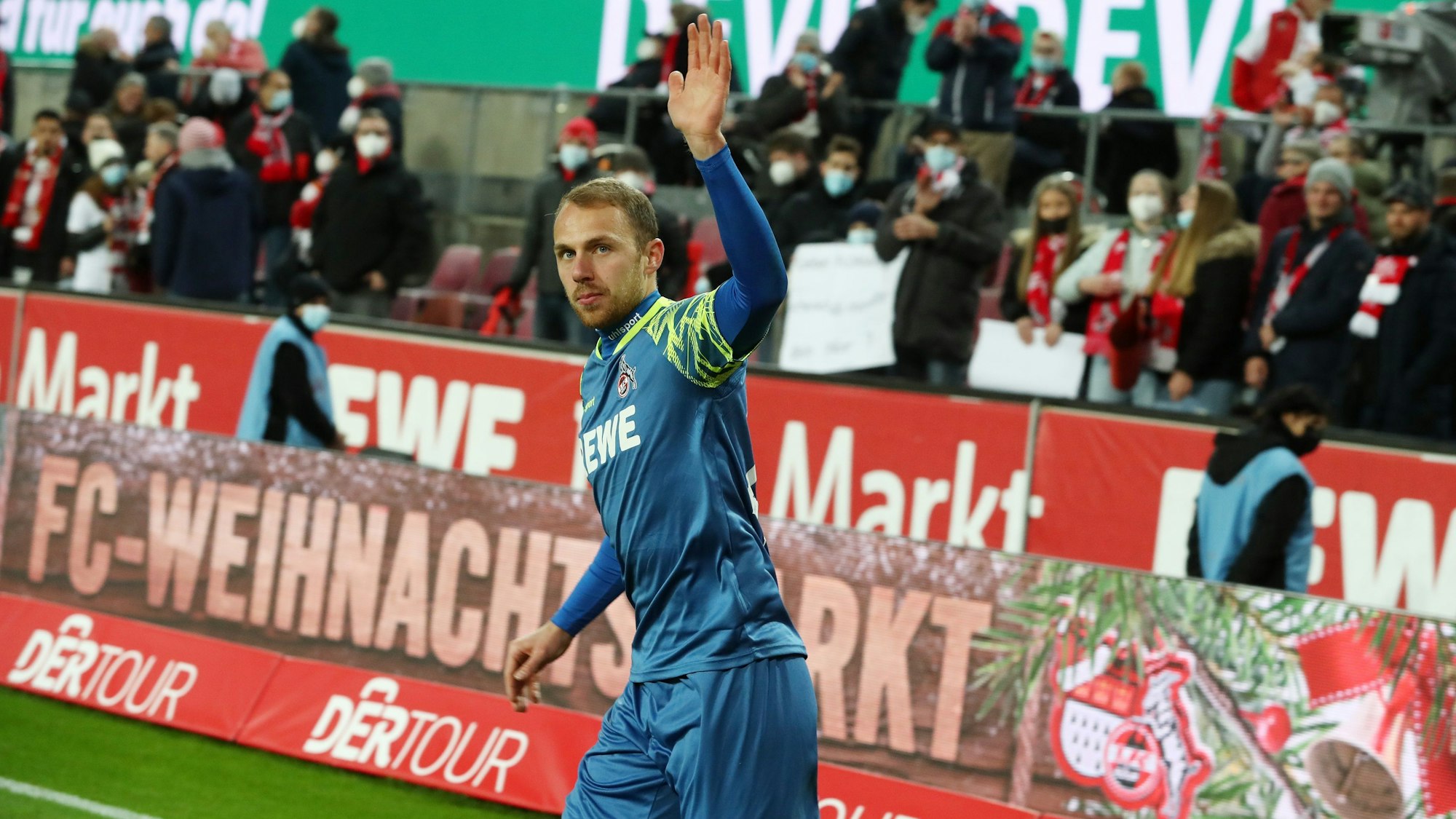 Marvin Schwäbe wurde am 27. November 2021 nach dem Derby-Sieg von den FC-Fans gefeiert.