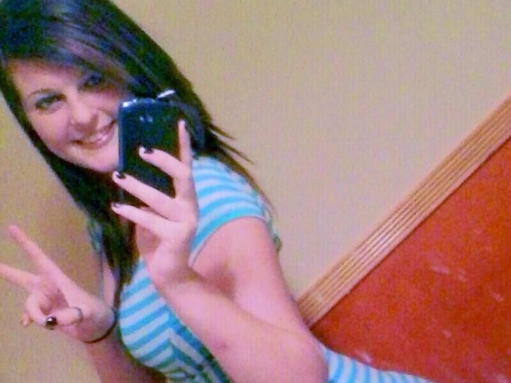 Webcam-Girl Lauren Hunter Daman posiert für ein Selfie, das sie im August 2013 bei Twitter veröffentlicht hat. Jetzt verletzte sich die junge Frau bei der Aufnahme eines Sex-Videos.
