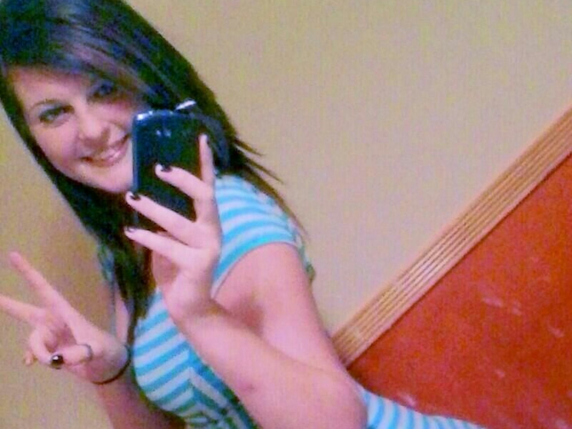 Webcam-Girl Lauren Hunter Daman posiert für ein Selfie, das sie im August 2013 bei Twitter veröffentlicht hat. Jetzt verletzte sich die junge Frau bei der Aufnahme eines Sex-Videos.