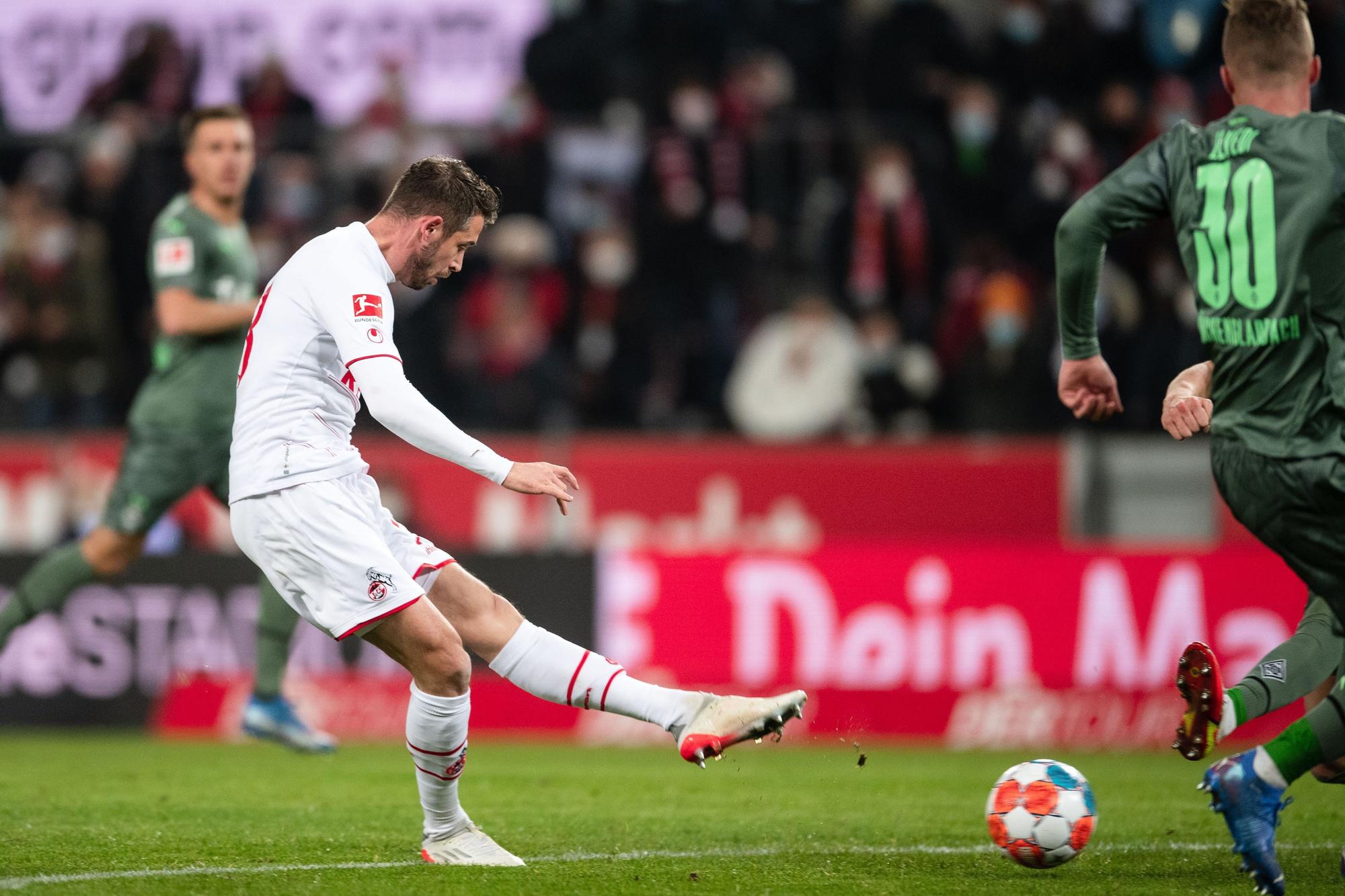 Kölns Mark Uth trifft zum 2:1.