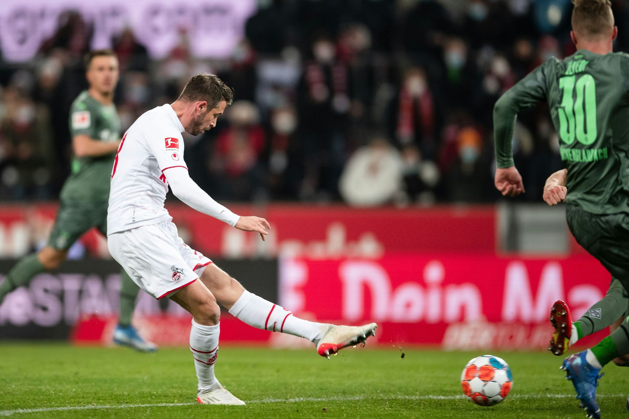 Kölns Mark Uth trifft zum 2:1.