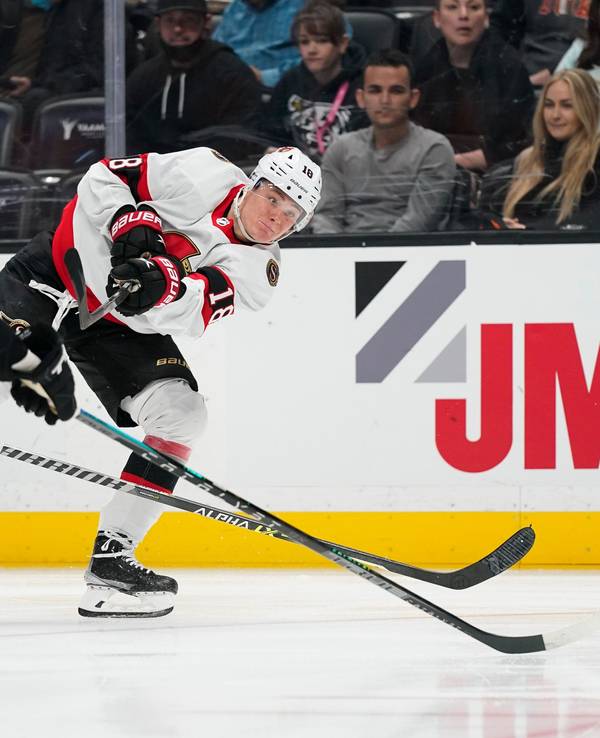 Tim Stützle (18) von den Ottawa Senators schießt während des ersten Drittels gegen die Anaheim Ducks.