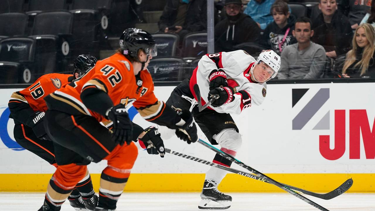Tim Stützle (18) von den Ottawa Senators schießt während des ersten Drittels gegen die Anaheim Ducks.
