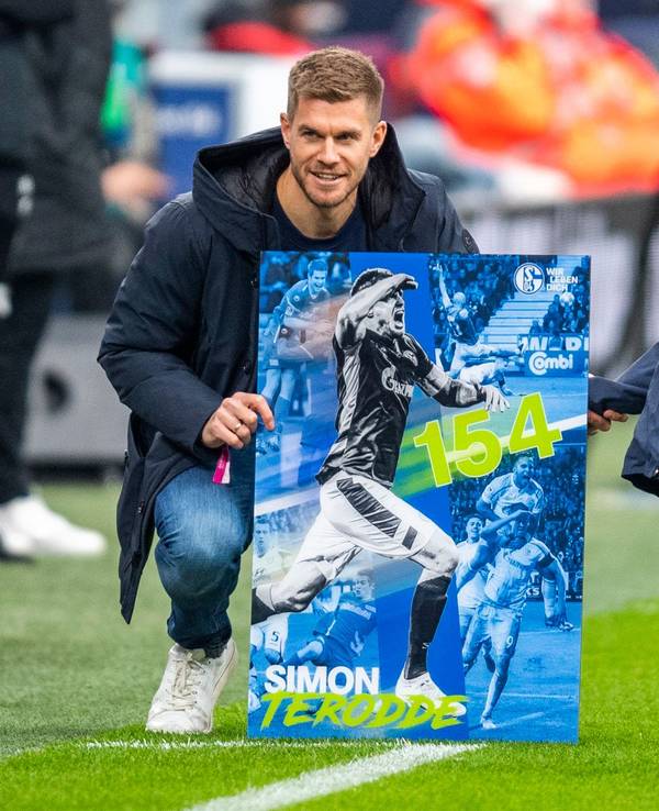 Schalkes Simon Terodde wird für sein Rekordtor vor dem Spiel geehrt. Rechts sein Sohn Len.