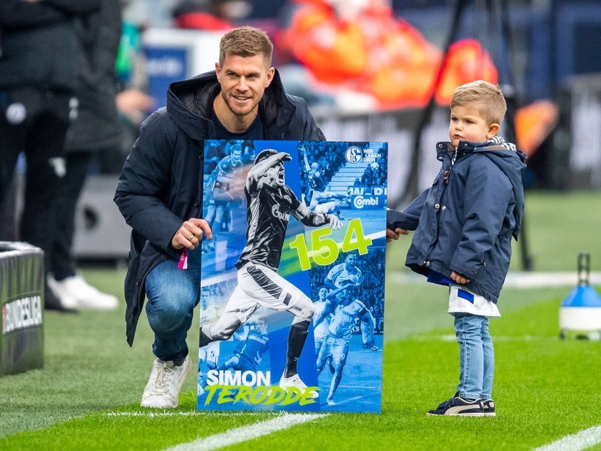 Schalkes Simon Terodde wird für sein Rekordtor vor dem Spiel geehrt. Rechts sein Sohn Len.