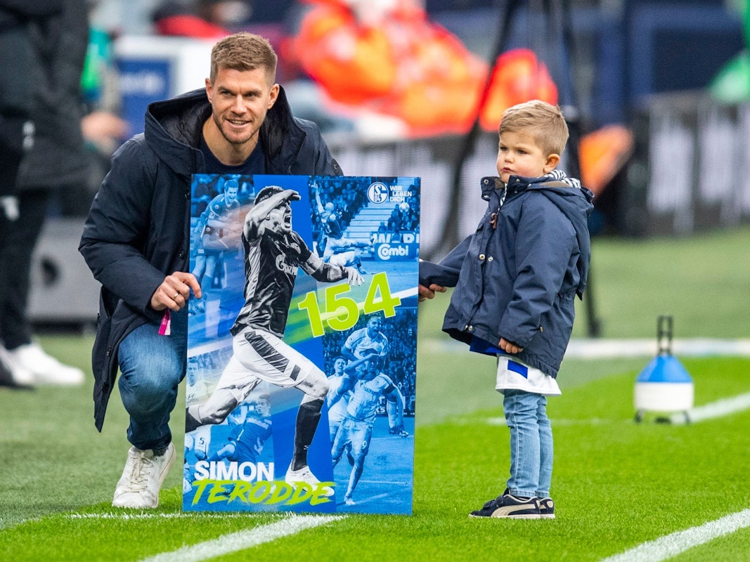 Schalkes Simon Terodde wird für sein Rekordtor vor dem Spiel geehrt. Rechts sein Sohn Len.