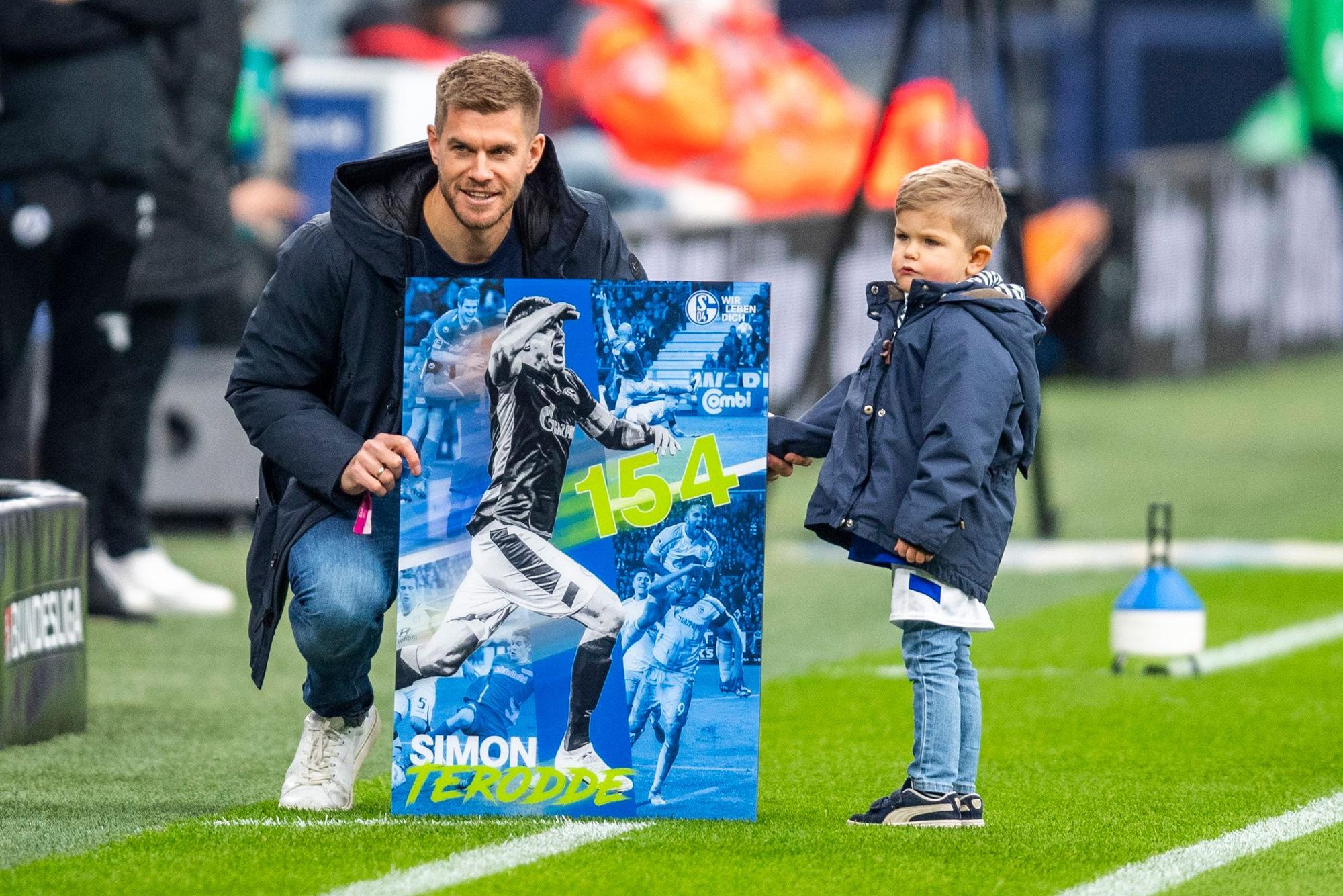 Schalkes Simon Terodde wird für sein Rekordtor vor dem Spiel geehrt. Rechts sein Sohn Len.