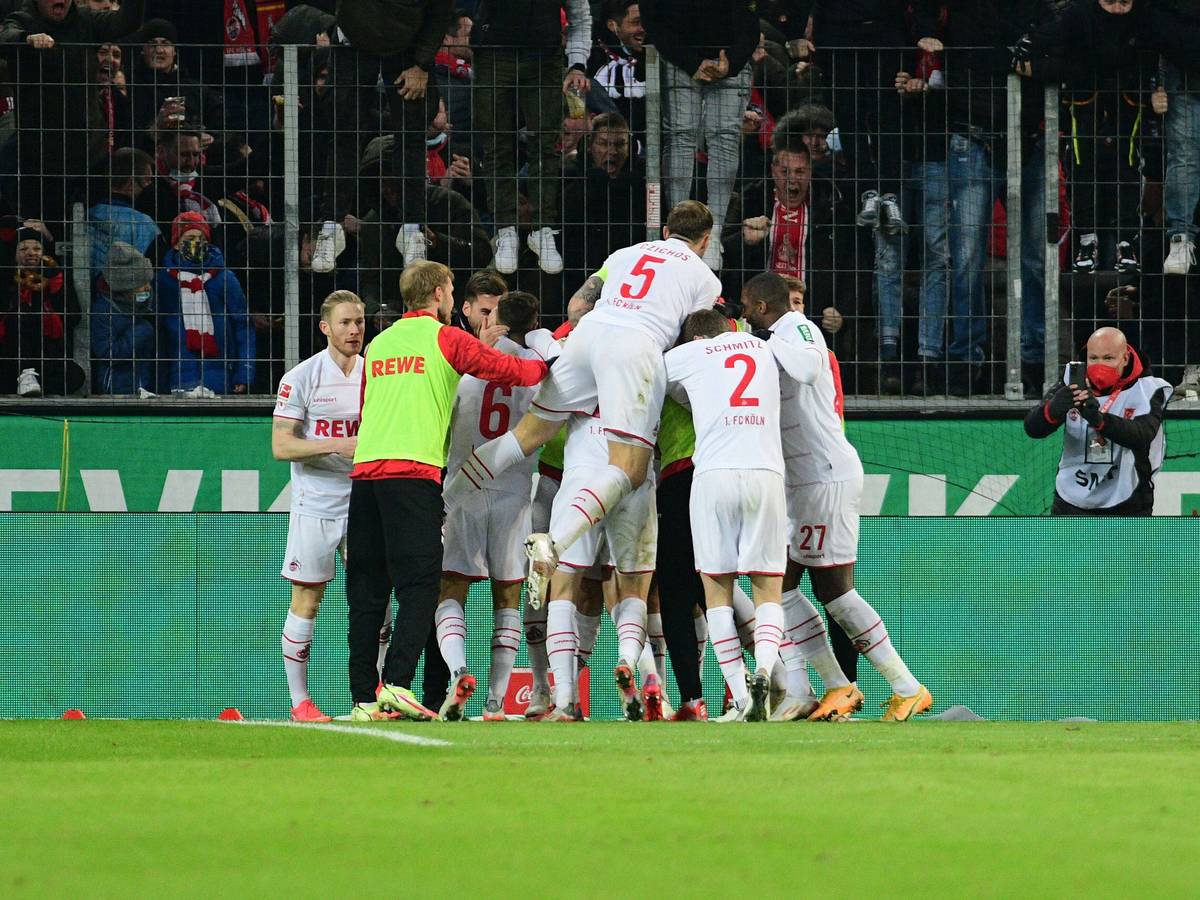 Die Mannschaft des 1. FC Köln feiert im Derby am 27. November 2021 in Köln.