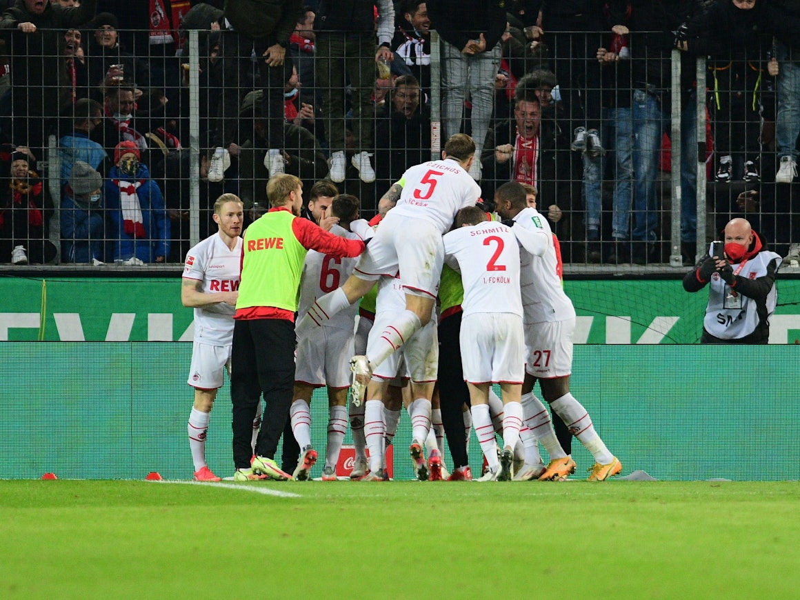 Die Mannschaft des 1. FC Köln feiert im Derby am 27. November 2021 in Köln.