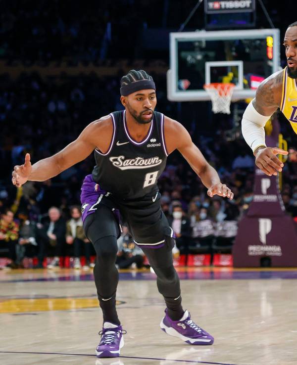 LeBron James behauptet den Ball gegen Maruice Harkless.