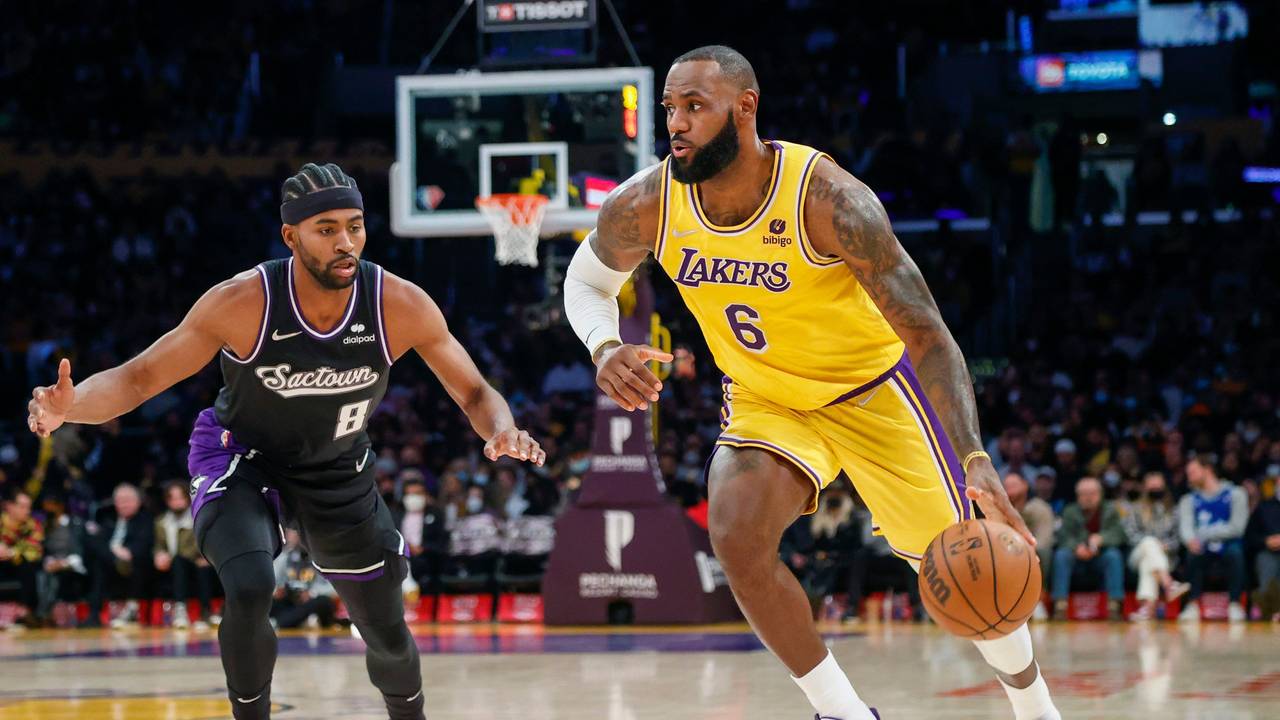 LeBron James behauptet den Ball gegen Maruice Harkless.