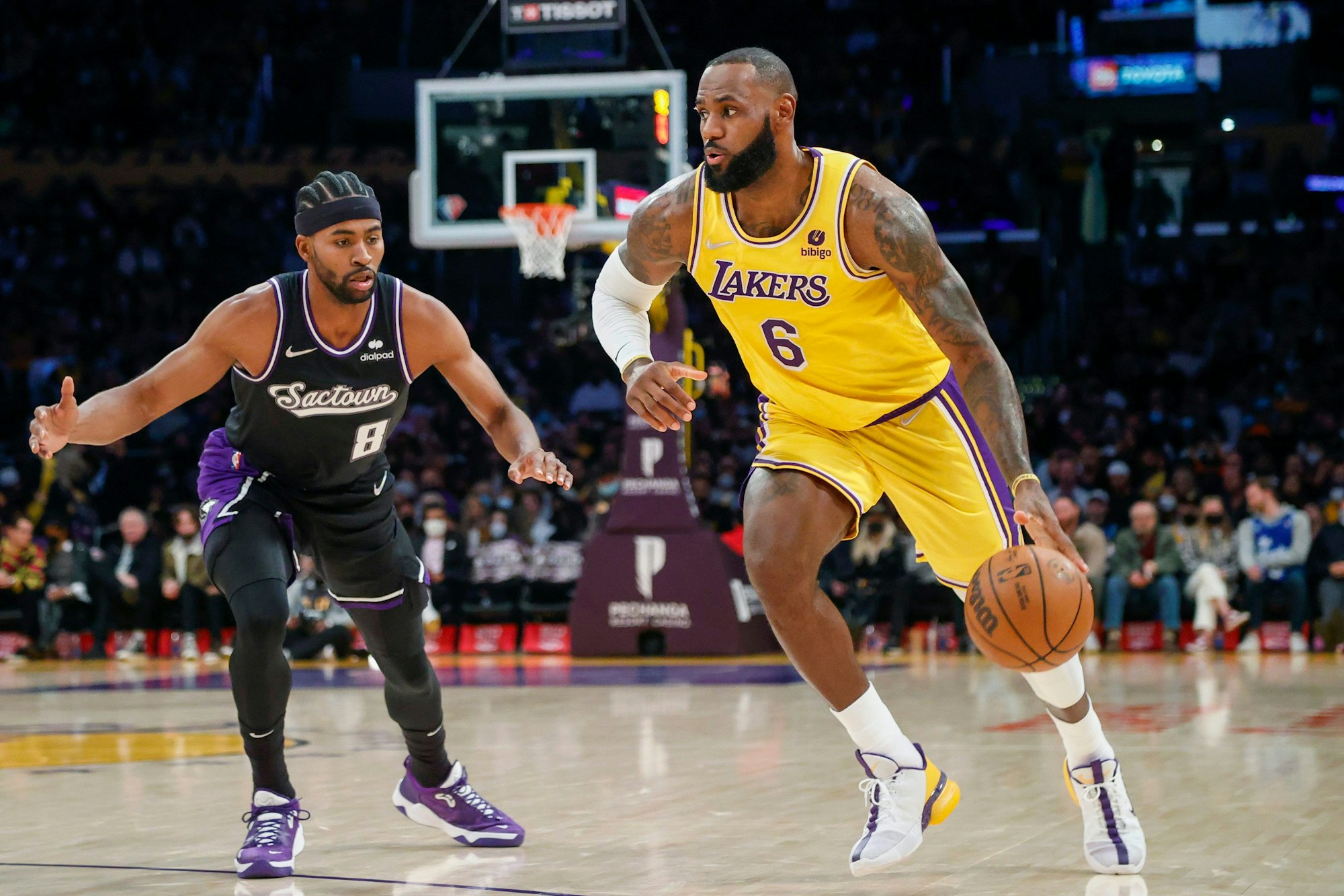 LeBron James behauptet den Ball gegen Maruice Harkless.