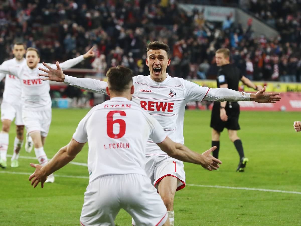 Dejan Ljubicic feiert mit Salih Özcan den Führungstreffer im Derby am 27. November 2021 in Köln.