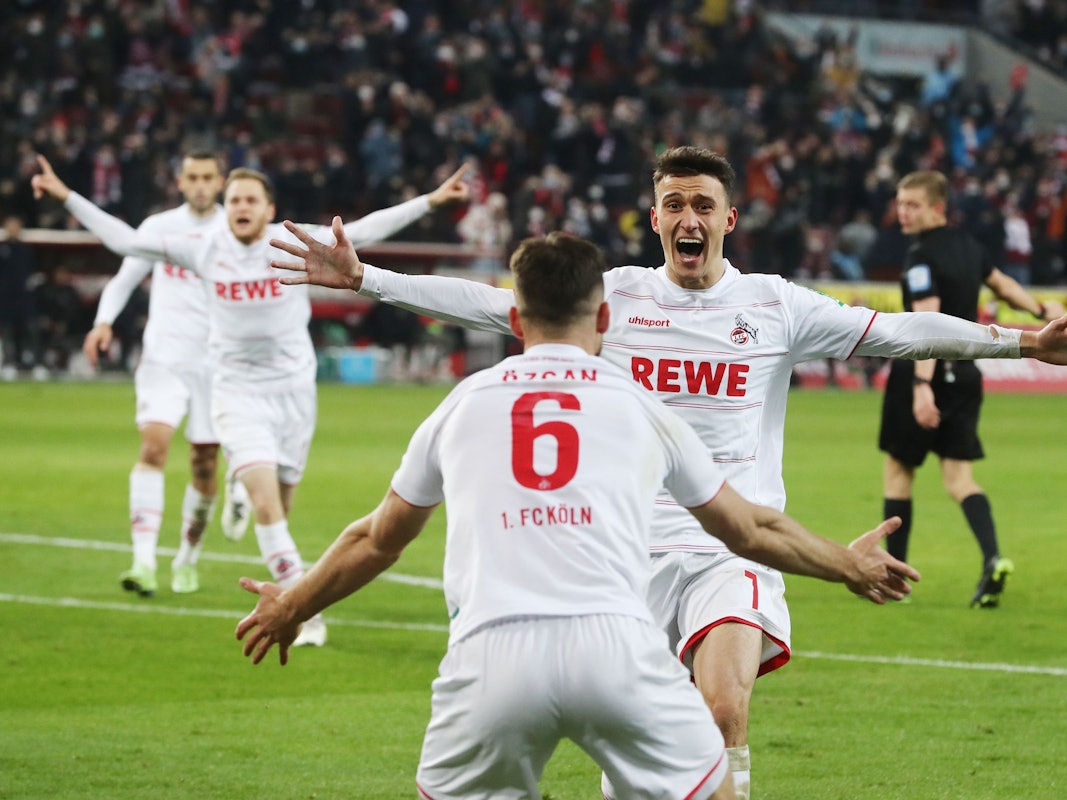 Dejan Ljubicic feiert mit Salih Özcan den Führungstreffer im Derby am 27. November 2021 in Köln.