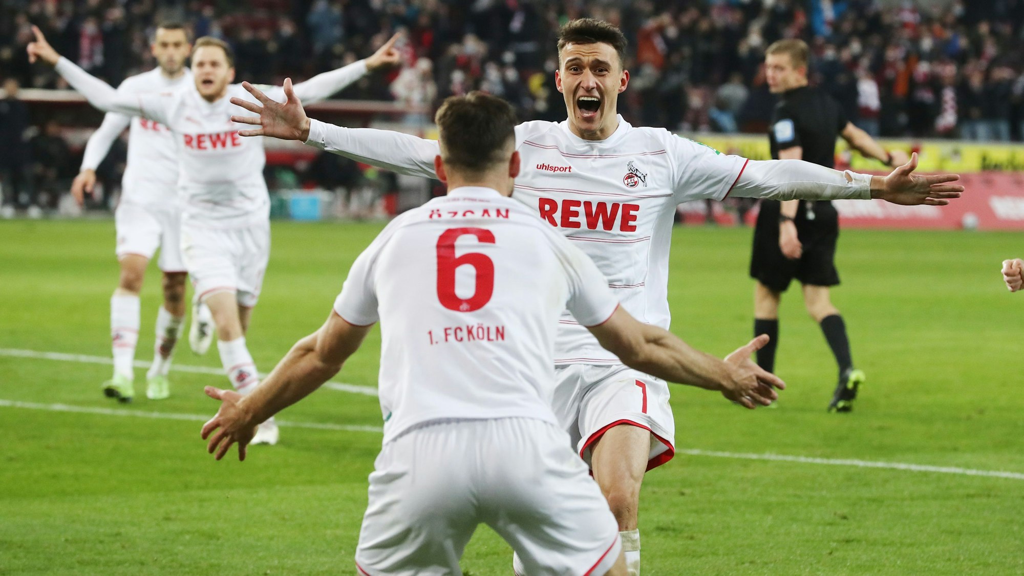 Dejan Ljubicic feiert mit Salih Özcan den Führungstreffer im Derby am 27. November 2021 in Köln.