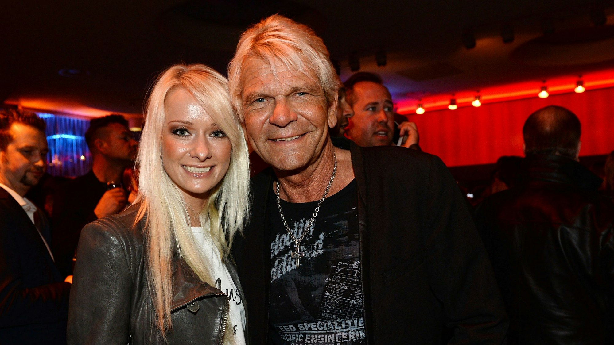 Sänger Matthias Reim und seine Freundin Christin Stark posieren am 07.04.2016 in Berlin nach 25. Verleihung des Deutschen Musikpreises Echo auf der Party.