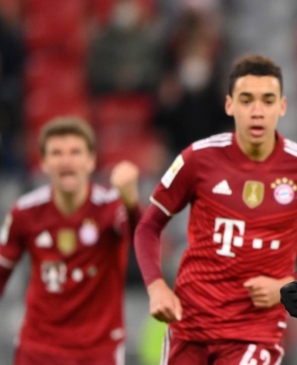 Leroy Sané feiert sein Tor gegen Bielefeld.