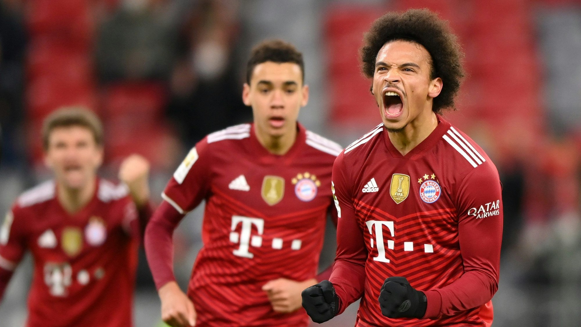 Leroy Sané feiert sein Tor gegen Bielefeld.