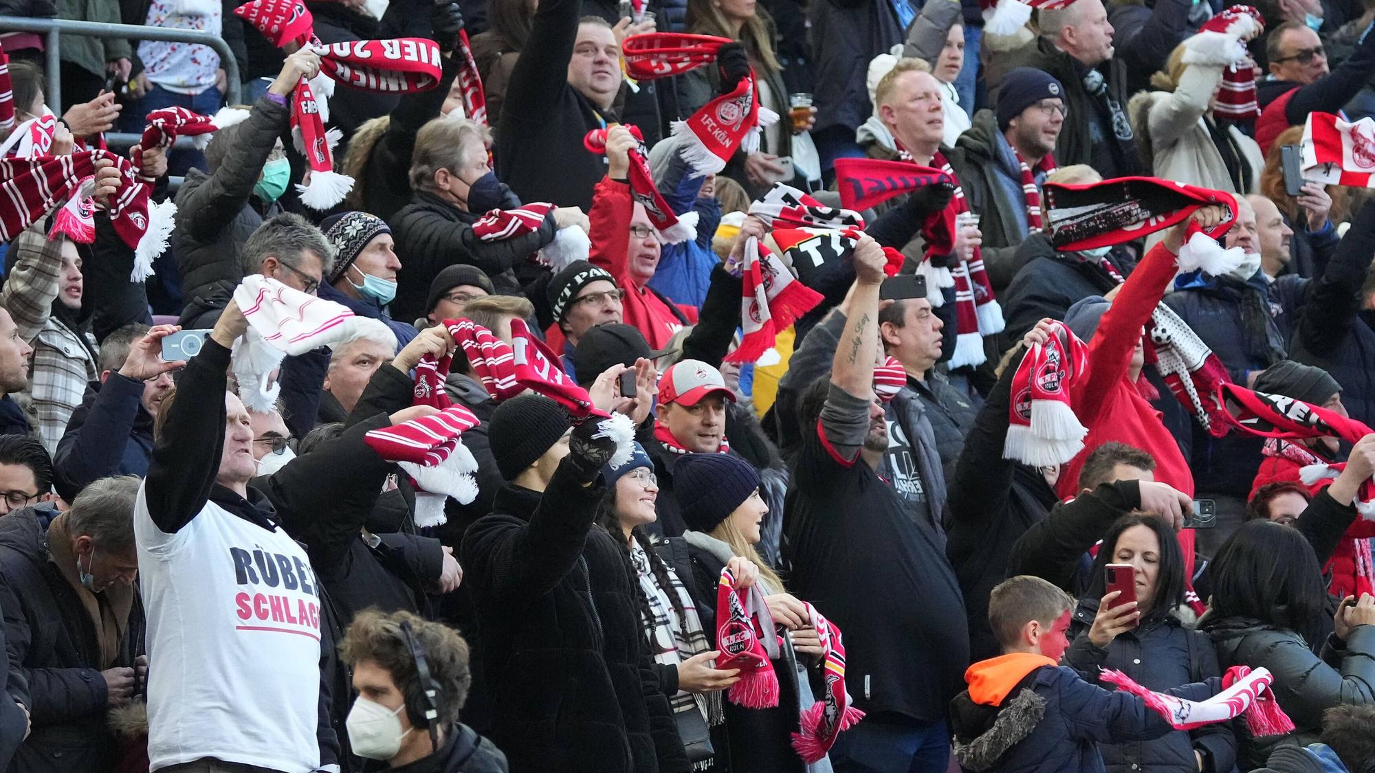 Fans des 1. FC Köln während der Hymne im Rhein-Energie-Stadion