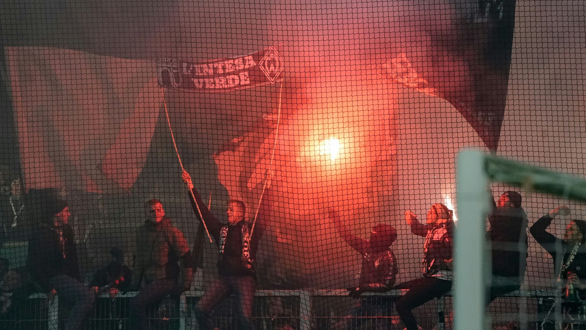 Bremer Fans brennen Pyrotechnik auf der Tribüne ab.
