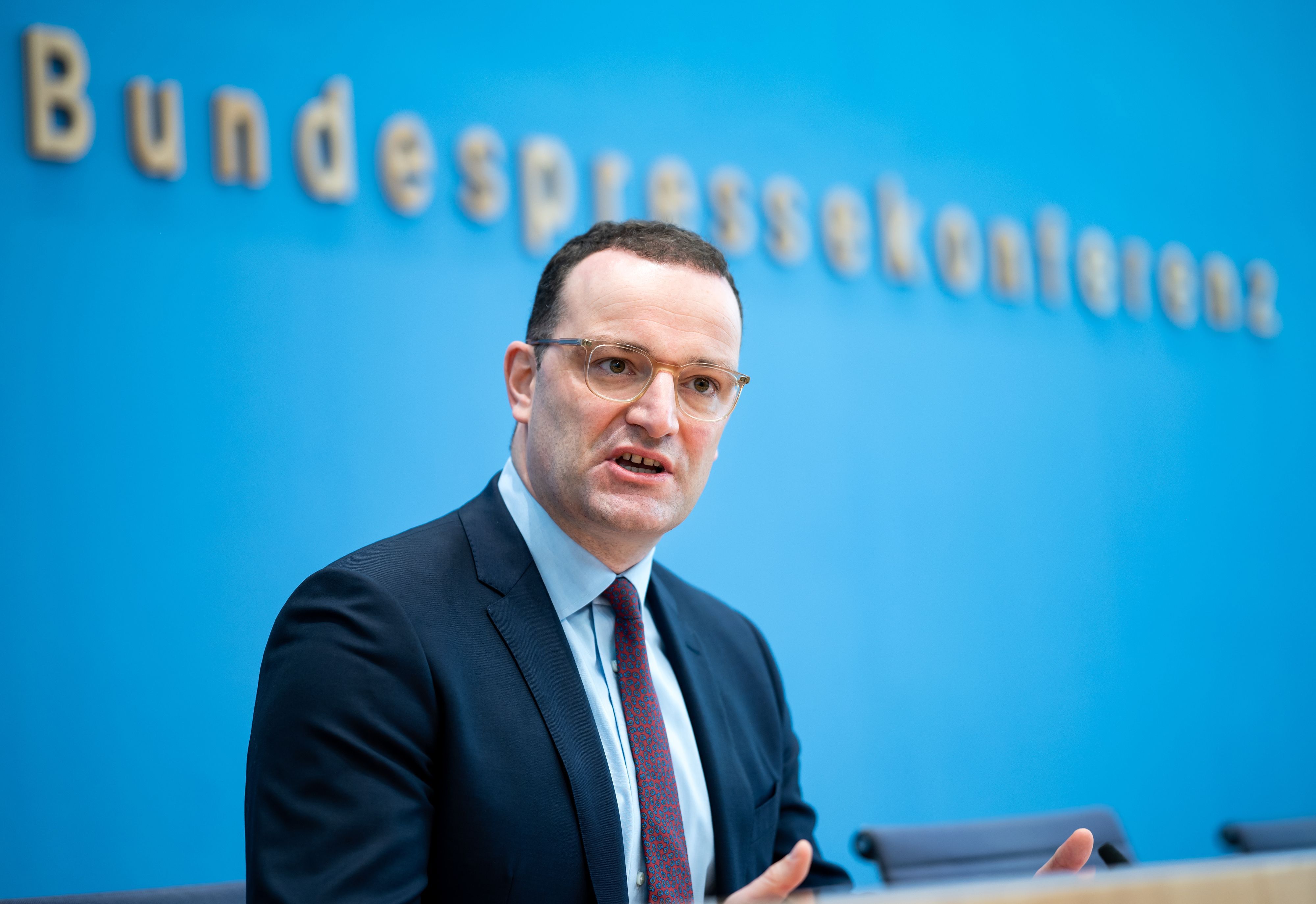 Jens Spahn (CDU), geschäftsführender Bundesgesundheitsminister, äußert sich in der Bundespressekonferenz zusammen mit dem Präsidenten des Robert Koch-Instituts (RKI), Wieler, zur aktuellen Lage der Corona-Pandemie.