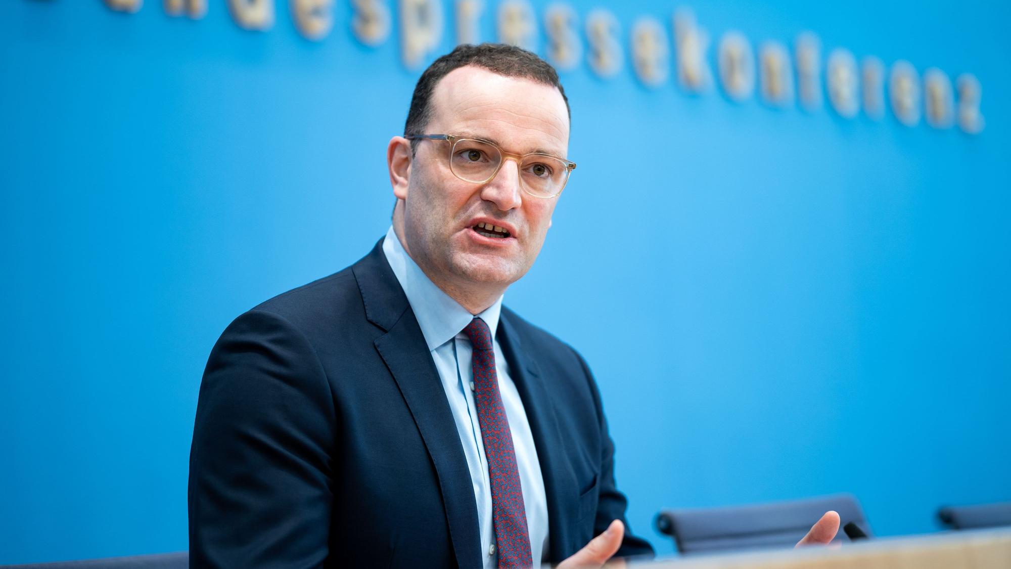 Jens Spahn (CDU), geschäftsführender Bundesgesundheitsminister, äußert sich in der Bundespressekonferenz zusammen mit dem Präsidenten des Robert Koch-Instituts (RKI), Wieler, zur aktuellen Lage der Corona-Pandemie.