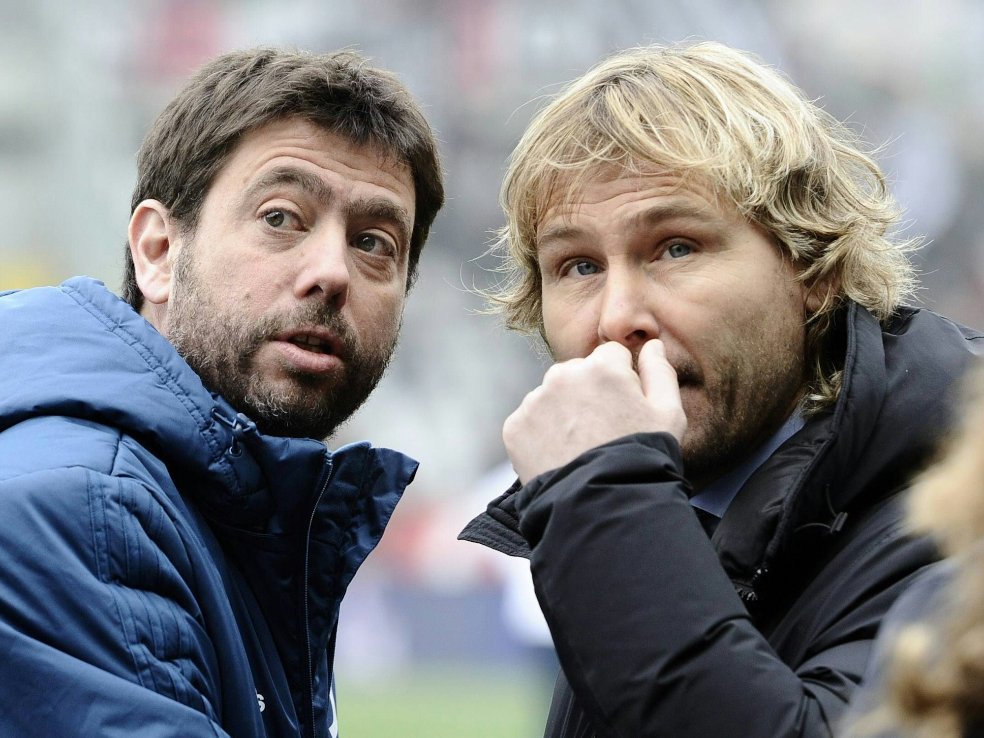 Juve-Boss Andrea Agnelli (links) und sein Vize Pavel Nedved (rechts) im Gespräch beim Turiner Derby am 18. Februar 2018.
