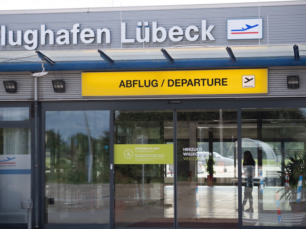 Die Polizei hat eine Impfaktion am Lübecker Flughafen (hier ein Archivfoto von2020) gestoppt.