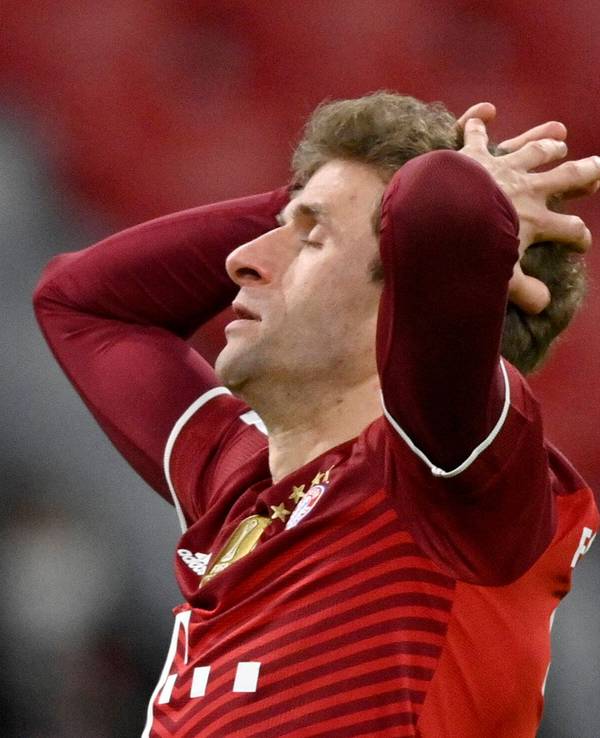 Bayerns Thomas Müller reagiert enttäuscht nach einer Torchance.