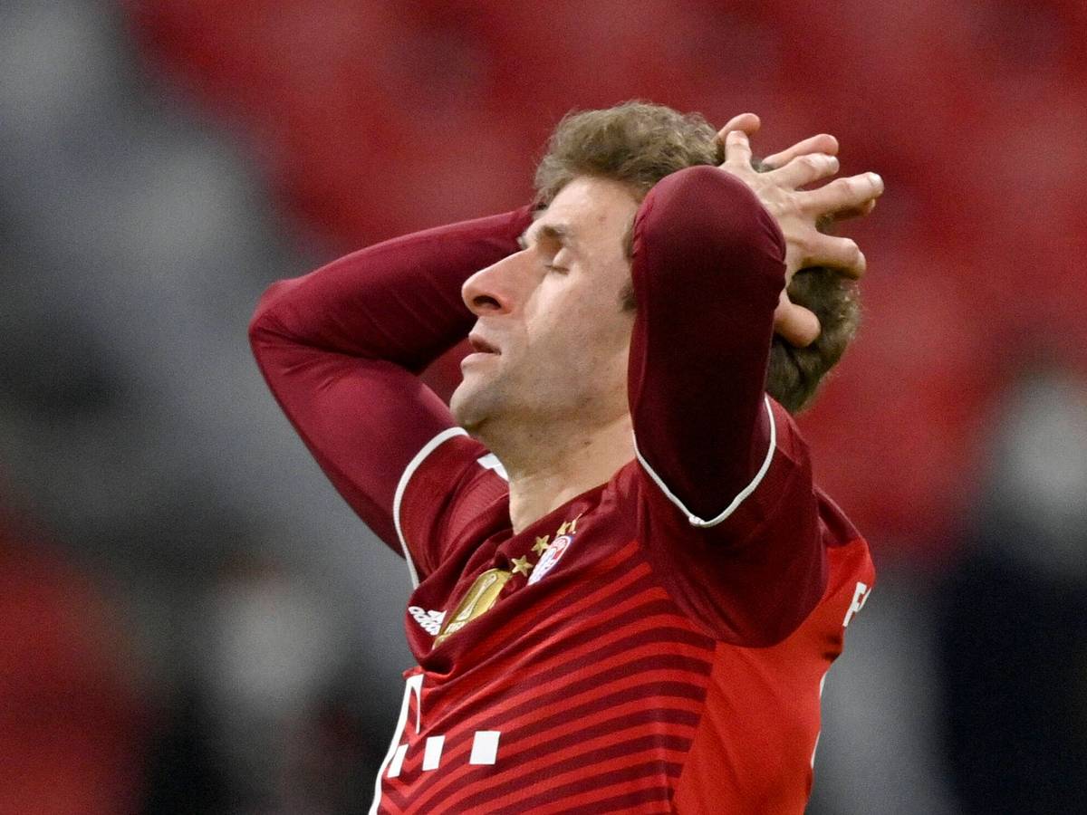 Bayerns Thomas Müller reagiert enttäuscht nach einer Torchance.