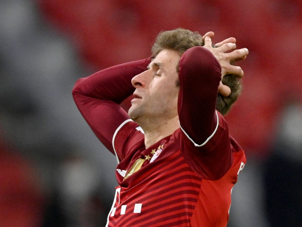 Bayerns Thomas Müller reagiert enttäuscht nach einer Torchance.