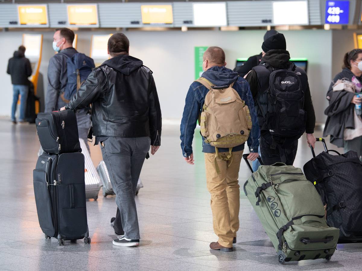 Sorge bereitet aktuell die neue Corona-Variante mit der Bezeichnung Omikron. Unser Symbolfoto vom 26. November 2021 zeigt Reisende am Flughafen Frankfurt/Main.