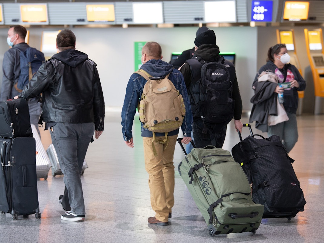 Sorge bereitet aktuell die neue Corona-Variante mit der Bezeichnung Omikron. Unser Symbolfoto vom 26. November 2021 zeigt Reisende am Flughafen Frankfurt/Main.