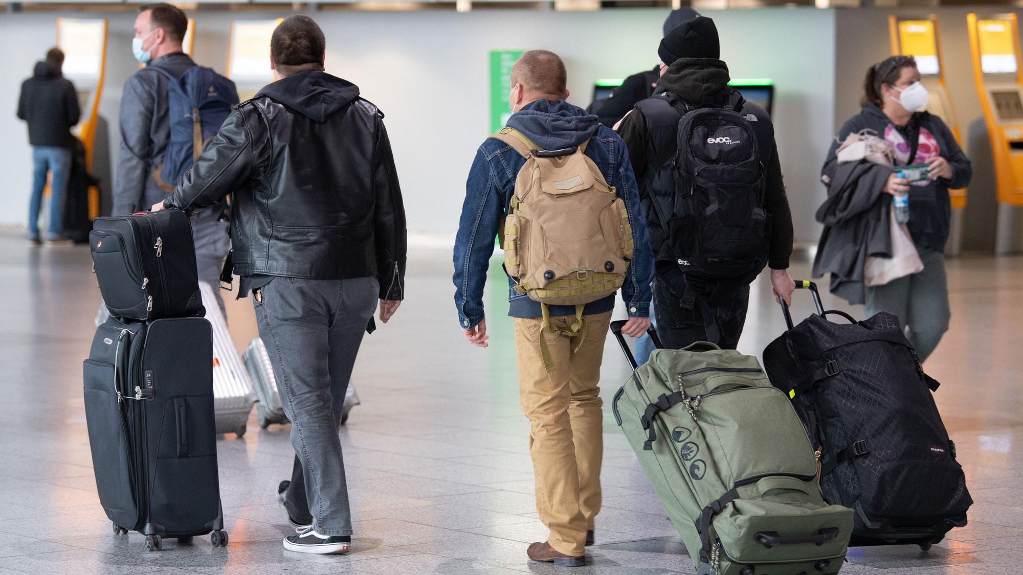 Sorge bereitet aktuell die neue Corona-Variante mit der Bezeichnung Omikron. Unser Symbolfoto vom 26. November 2021 zeigt Reisende am Flughafen Frankfurt/Main.