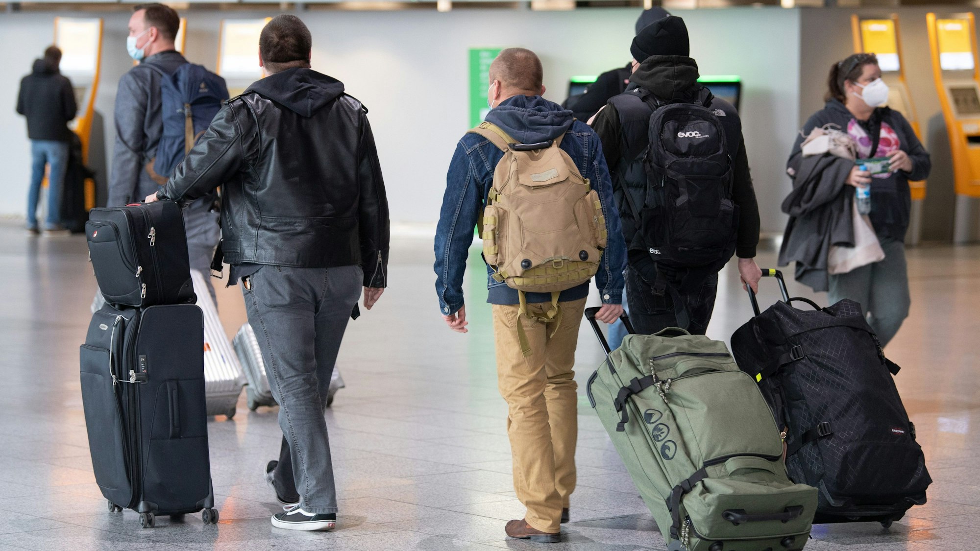 Sorge bereitet aktuell die neue Corona-Variante mit der Bezeichnung Omikron. Unser Symbolfoto vom 26. November 2021 zeigt Reisende am Flughafen Frankfurt/Main.
