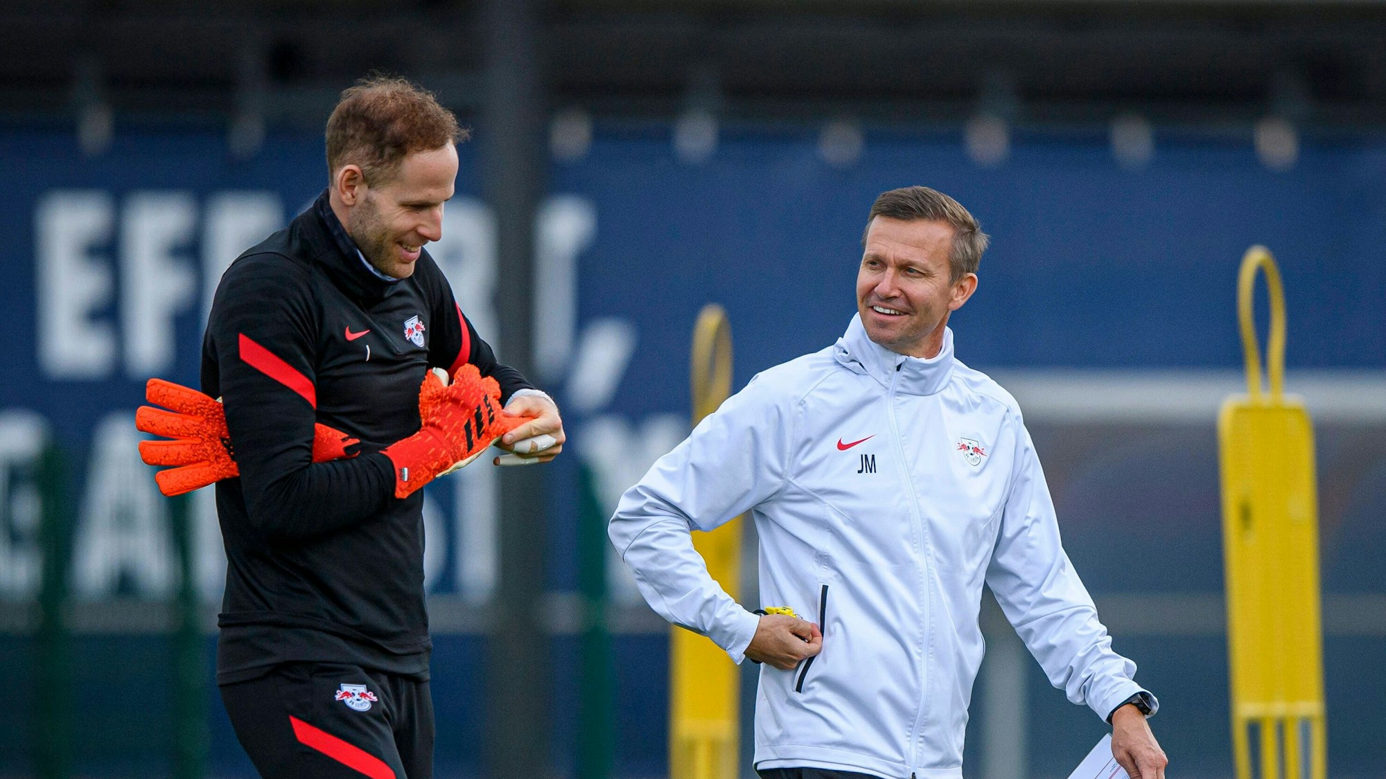Peter Gulacsi und Jesse Marsch scherzen beim Training.