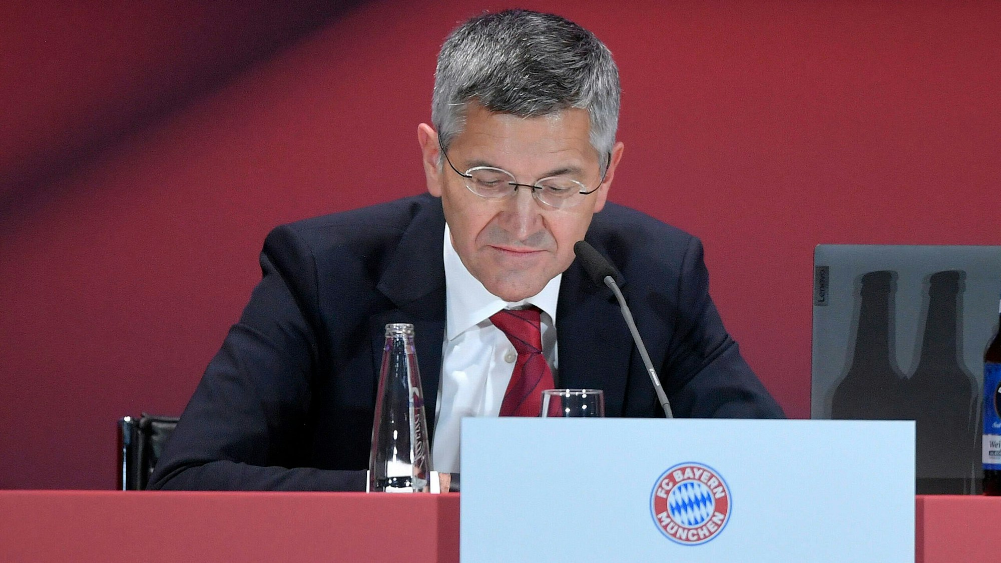 Herbert Hainer sitzt bei der Versammlung am Rednertisch.